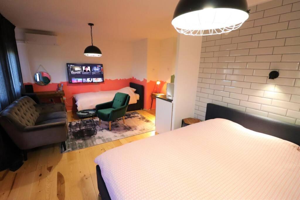 Room Emma,Between Bus And Train Station,Netflix,Speed Wi-Fi Zagreb Exterior photo
